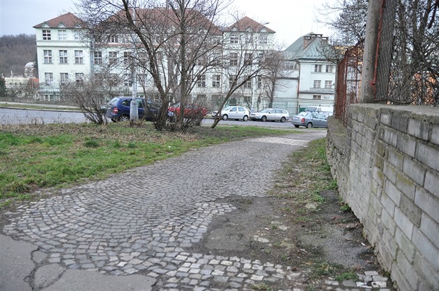 Rozbitý chodník v ulici Slávy Horníka u Kavalírky na Praze 5
