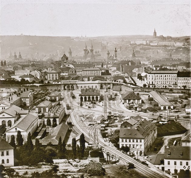 Snímek Prahy vyfotografovaný z Vítkova kolem roku 1875