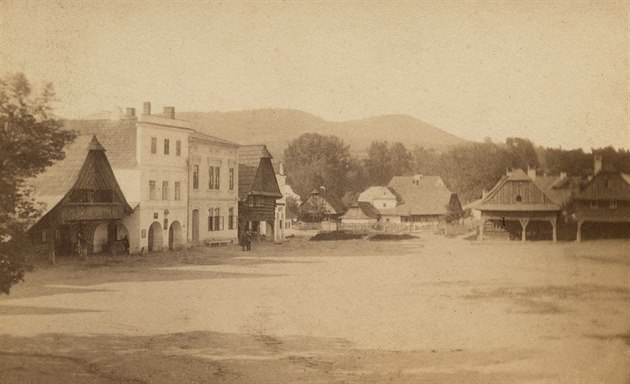 Náměstí v Rožnově pod Radhoštěm kolem roku 1869.