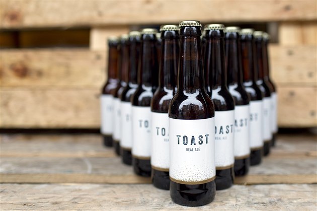 Chlebové pivo Toast lze koupit za t�i libry i p�es internet. Kam jde výt�ek,...