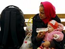 Matka s díttem na makedonské vlakové stanici ve mst Gevgelija. (20. února...