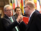 eský premiér Bohuslav Sobotka (vpravo) se zdraví s éfem Evropské komise...