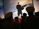 Severokorejtí vojáci obdivují portrét totalitního vdce Kim ong-una (15....