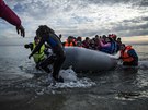 Pistání uprchlického lunu na eckém ostrov Lesbos (23. února 2016)