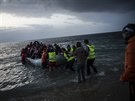 Uprchlíci přistávají na řeckém ostrově Lesbos  (23. února 2016)