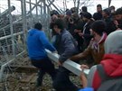 Migranti prorazili plot na makedonské hranici (29. února 2016)