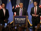 Donald Trump se svými syny Donaldem (vlevo) a Ericem v Nevad (23. února 2016).