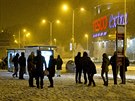 Lidé ekají na zpodné autobusy na zastávce Slávia v Praze (29. února 2016).