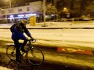 Cyklista ve Vrovické ulici v Praze (29. února 2016).