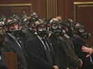 Opozice vypustila v parlamentu slzný plyn (26. února 2016)