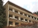 Nedostav�n� hotel Barrandov je ostudou karlovarsk� �tvrti H�rky.