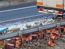 Na Chebsku havaroval kamion, vysypaly se z nj desítky pepravek s lahvovým...