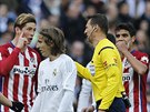 Fernando Torres z Atlétika Madrid (druhý zleva) diskutuje s rozhodím bhem...