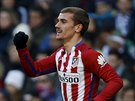 Antoine Griezmann z Atlétika slaví úvodní gól v derby s Realem.