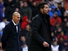 Trenéi madridských rival Zinedine Zidane z Realu a Diego Simeone z Atlétika.