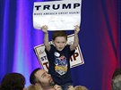 Mladý píznivec slaví vítzství Donalda Trumpa v prezidentských primárkách v...
