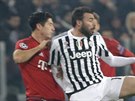 Andrea Barzagli, obránce Juventusu, zkouí zkrotit mí v zápase s Bayernem....