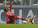 Gianluigi Buffon, branká Juventusu, zasahuje ped Thomasem Müllerem z Bayernu.