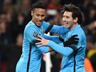 Messi a Neymar z Barcelony slaví gól v zápase s Arsenalem.