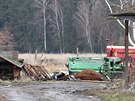 Na farm� se povaluj� mrtv� kusy dobytka.