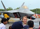 Singapore Air Show. Americk F-22 Raptor se zatm objevuje v zahrani...