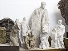 Sádrové modely soch v praském ateliéru Josefa Klimee