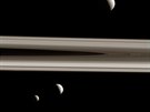 Z HLUBIN KOSMU. Ti z msíc Saturnu - Mimas, Enceladus a Tethys - zachytila...