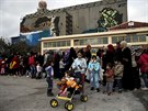 Uprchlíci a migranti, kteí uvázli v pístavu Pireus poblí Atén, ekají ve...