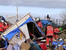 Dlníci rozebírají ást uprchlického tábora Dungle ve francouzském Calais (29....