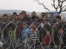 Uprchlíci a migranti ekají na ecké stran hranice na vputní do Makedonie...
