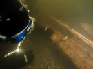 Potáp pod hladinou Vltavy pi hledání zbytk Juditina mostu.