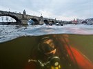 Jedinené selfie potápe pi hledání zbytk Juditina mostu ve Vltav.