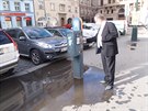 Zdenk Pernica vyuívá parkovací automat na Senováném námstí pomrn asto,...