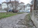 Rozbitý chodník v ulici Slávy Horníka u Kavalírky na Praze 5