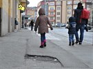 Rozbitý chodník v ulici Musílkova u Kavalírky na Praze 5