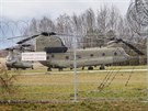 Americké vrtulníky CH-47 Chinook neplánovan pistály na letiti v Líních na...