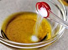 10. V mení misce vymíchejte zvlá olivový olej s trochou soli a roládky v...