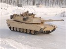 Americký tank M1A1 Abrams v norských slubách jede smykem po zmrzlé cest v...