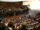 Kosovským prezidentem se stal Thaçi, opozice volb bránila slzákem