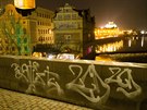 Neznámý vandal posprejoval Karlův most (24.2.2016).