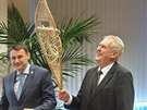 Jako d�rek vyfasoval prezident Milo� Zeman od Libereck�ho hejtmana i sn�nice.