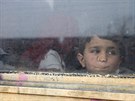 Dít kouká z okna vlaku, který zastavil u makedonsko-ecké hranice poblí...