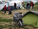 Uprchlík na vozíku v provizorním táboe poblí ecké vesnice Idomeni.