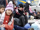 Skupinka dětí v řeckém přístavu Piraeus, kam koncem února dorazilo asi tisíc...