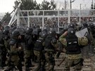 Policisté na makedonské stran steí plot, který se uprchlíci snaili prorazit...