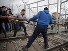 Skupinka uprchlík se snaí prorazit plot na ecko-makedonské hranici (29....
