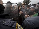 Chaos na ecko-makedonské hranici, kde se migranti v pondlí 29. února snaili...