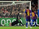 eský branká Petr ech z Chelsea sleduje stelu Lionela Messiho z Barcelony,...