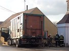 V obci Skomelno nabouralo nákladní auto na pevoz zvíat do zdi rodinného domu....