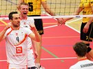 Karlovartí volejbalisté Michal Sukuba (vlevo) a Michal Kriko se radují z...